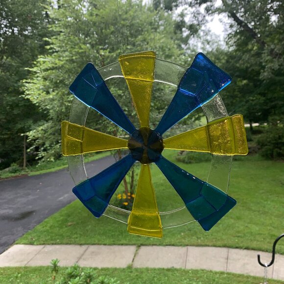 #7236 CIRCULAR FUSED SUN CATCHER  BLUE & YELLOW COLLECTABLE SUN CATCHER - Picture 1 of 12